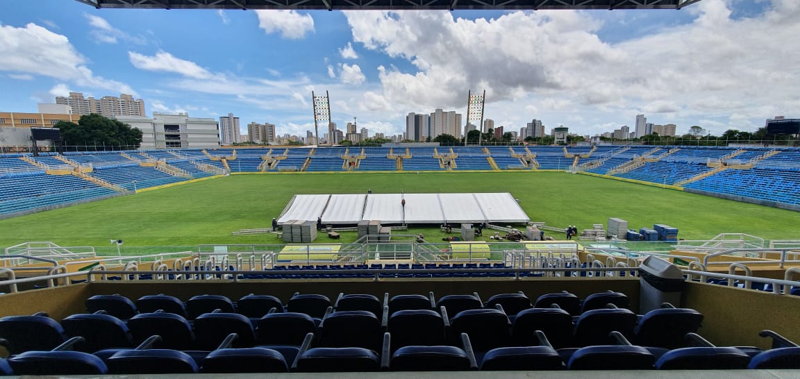 gramado do estádio PV com estrutura sendo montada